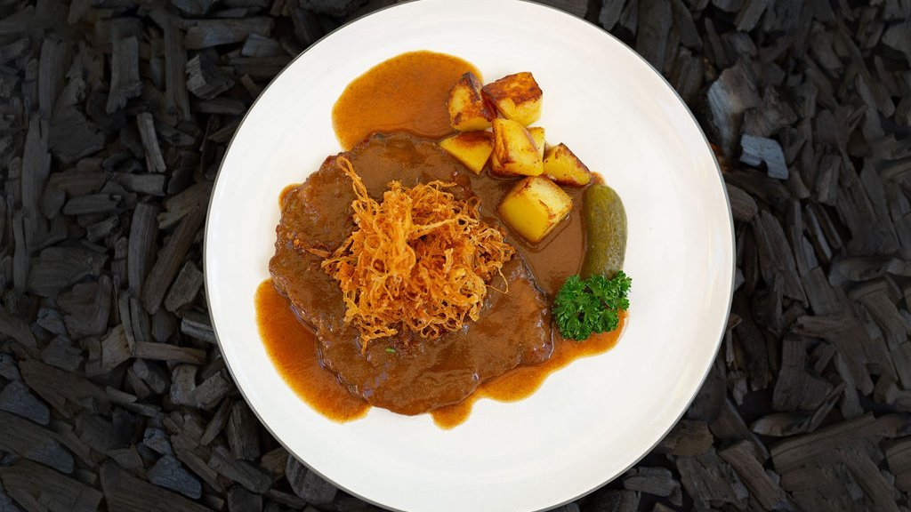 gerichte_das_braeu_restaurant Exquisites Gericht auf einem Teller im Restaurant DAS BRÄU, bekannt für seine erstklassige Küche und kreative Rezepte